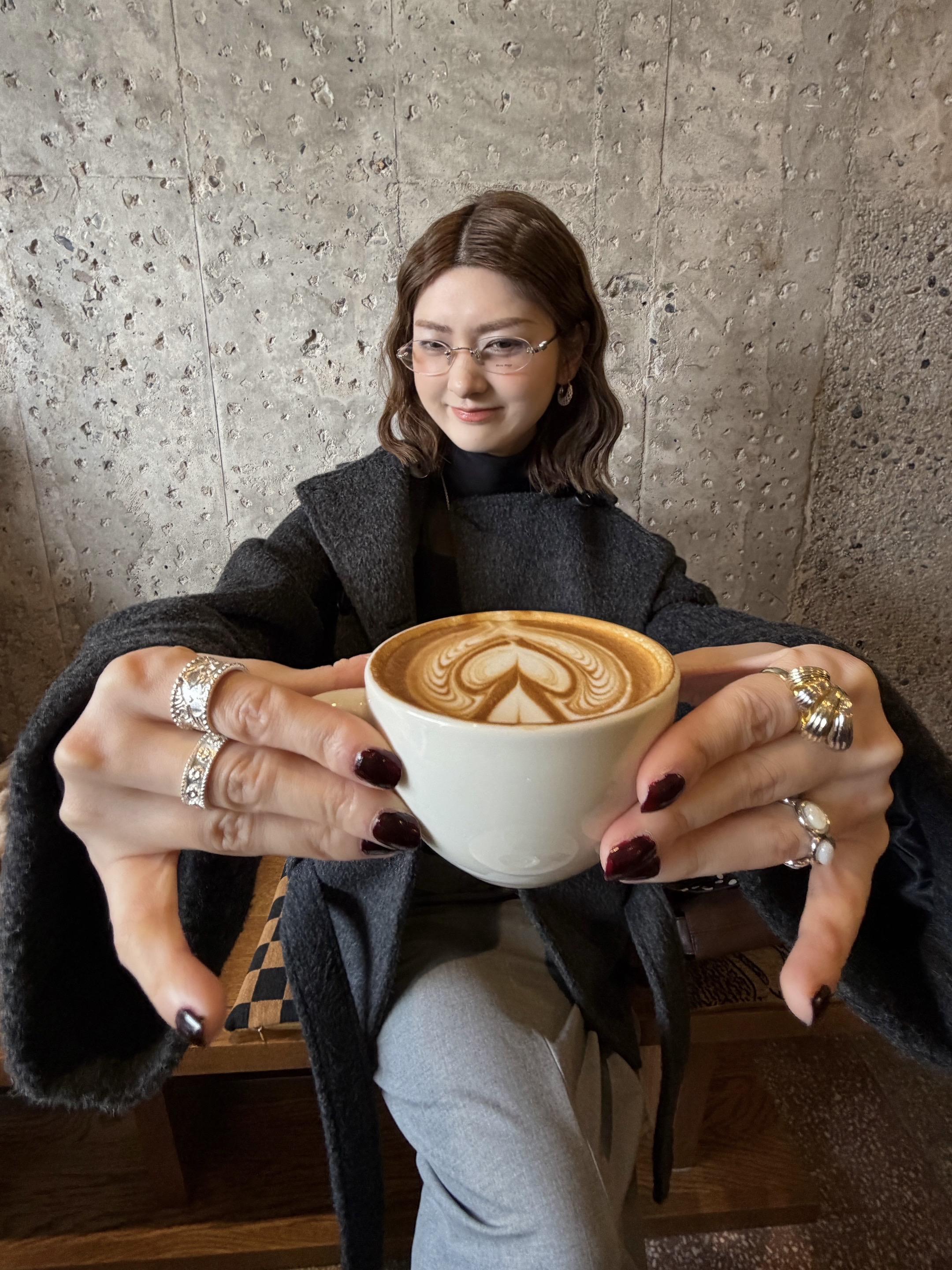 存一些chill喝咖啡拍照姿势～☕️。