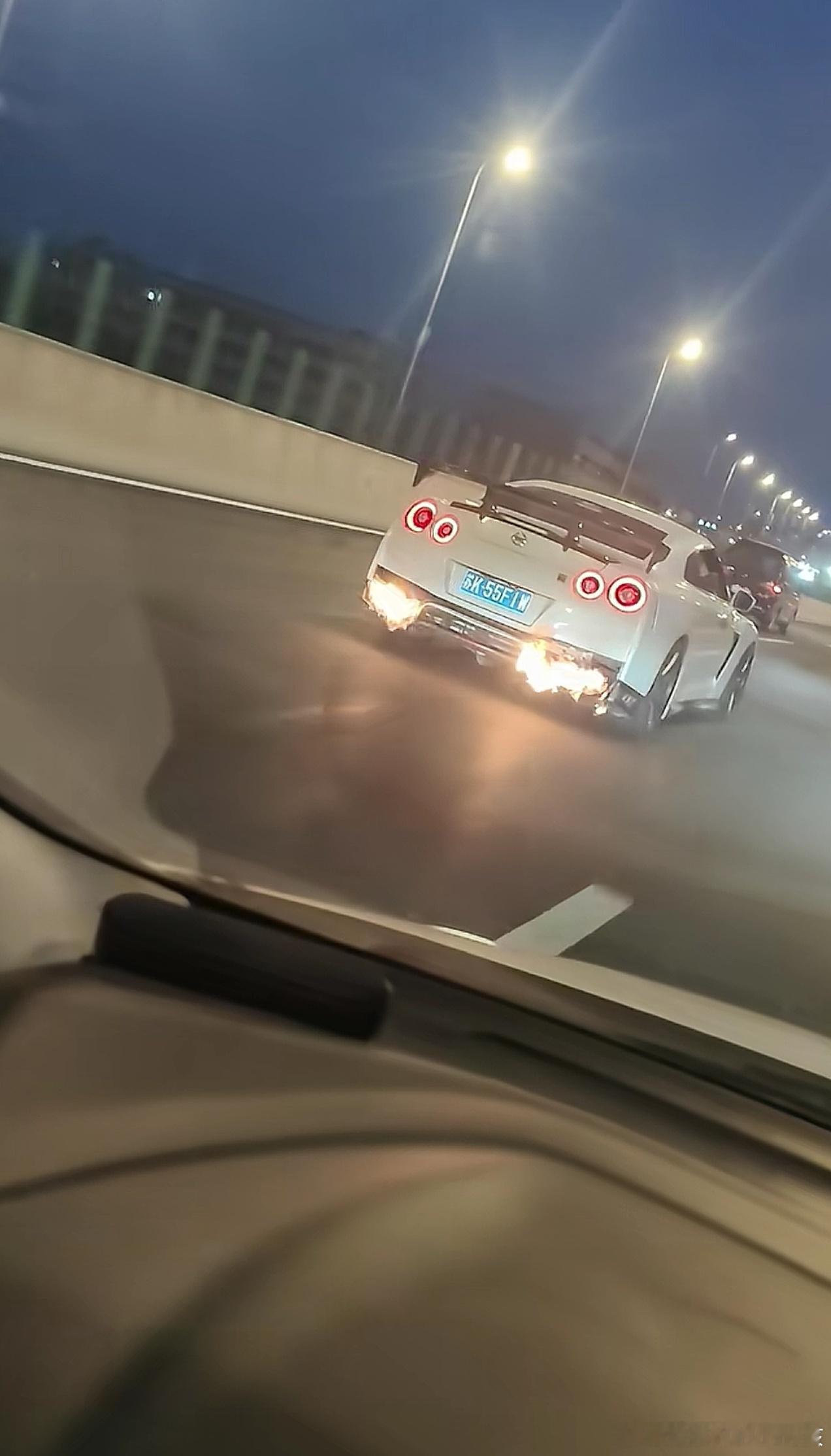不懂就问，这是GTR的正常现象吗？会喷火