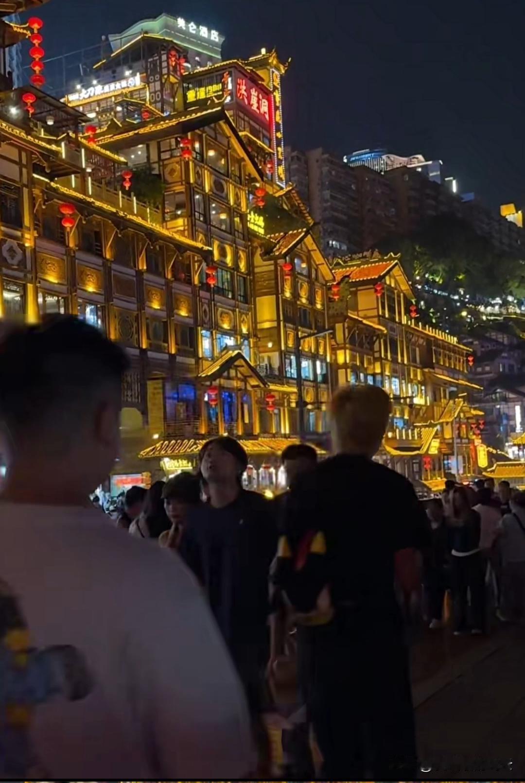 重庆最近这十年，经济发展非常迅猛，旅游业也十分发达。重庆洪崖洞夜景五彩缤纷，五光
