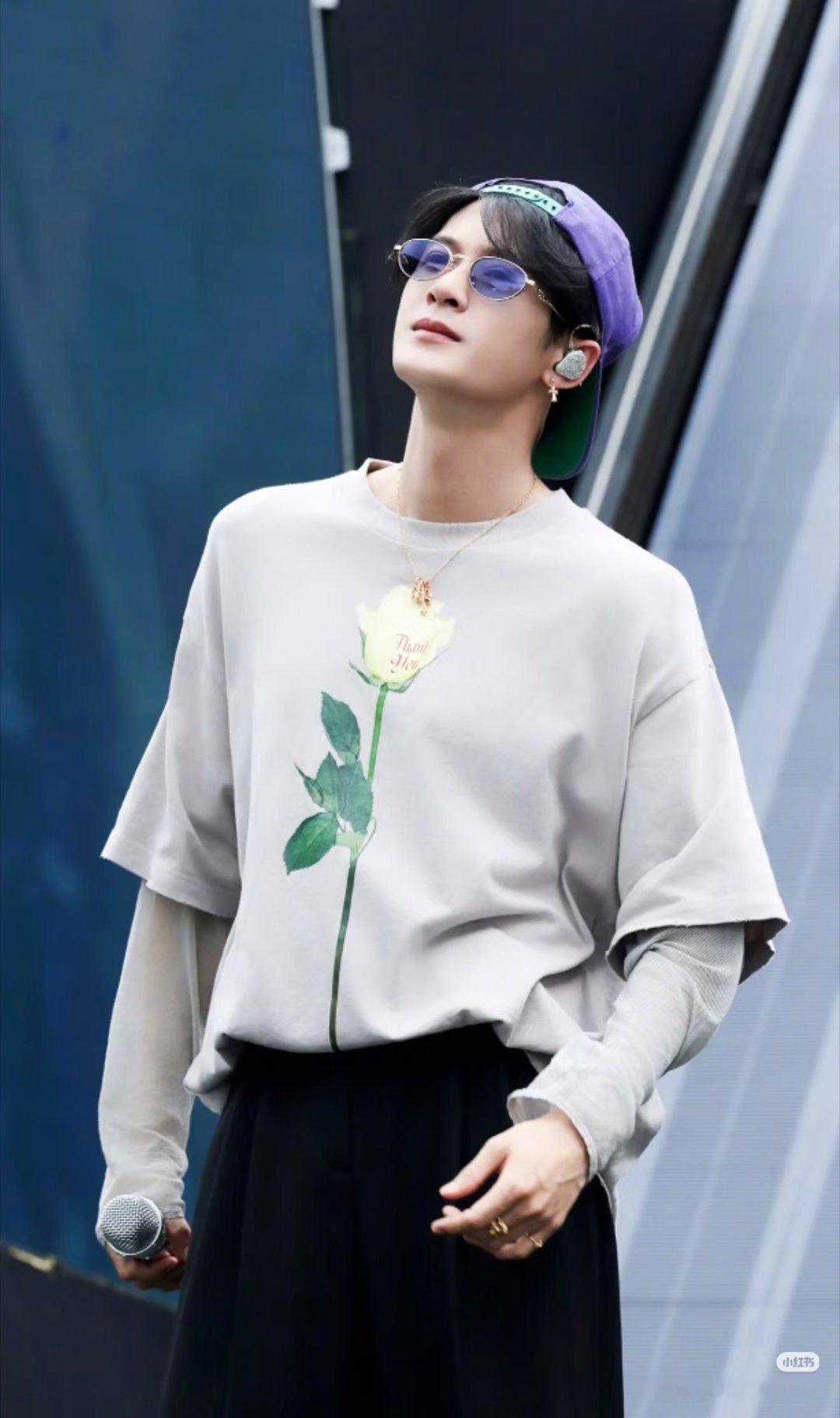 檀健次的黄玫瑰太美了期待今晚的舞台整整四首歌曲让我们听过瘾真的太想念檀健次舞台的