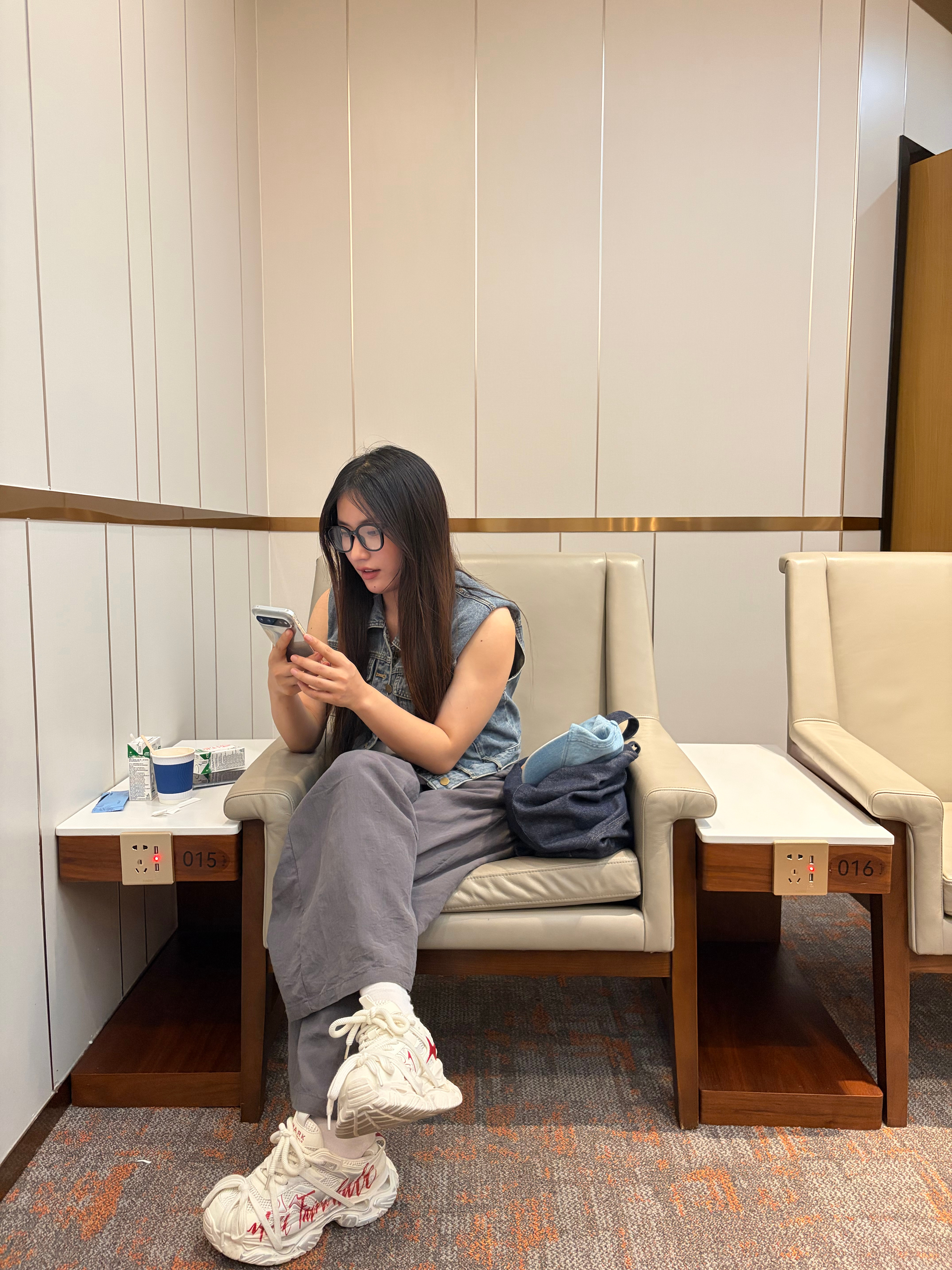 李总同意把我带进北京大兴机场的铂金卡休息室。代价就是。我必须把Pura X Vi