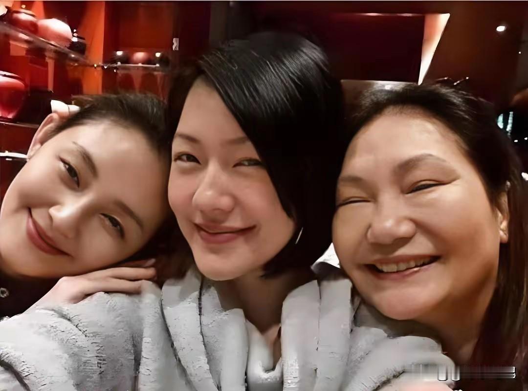 今天是已故明星大s的生日，汪小菲没有任何动静，两个孩子也没有只言片语，妹妹和妈妈