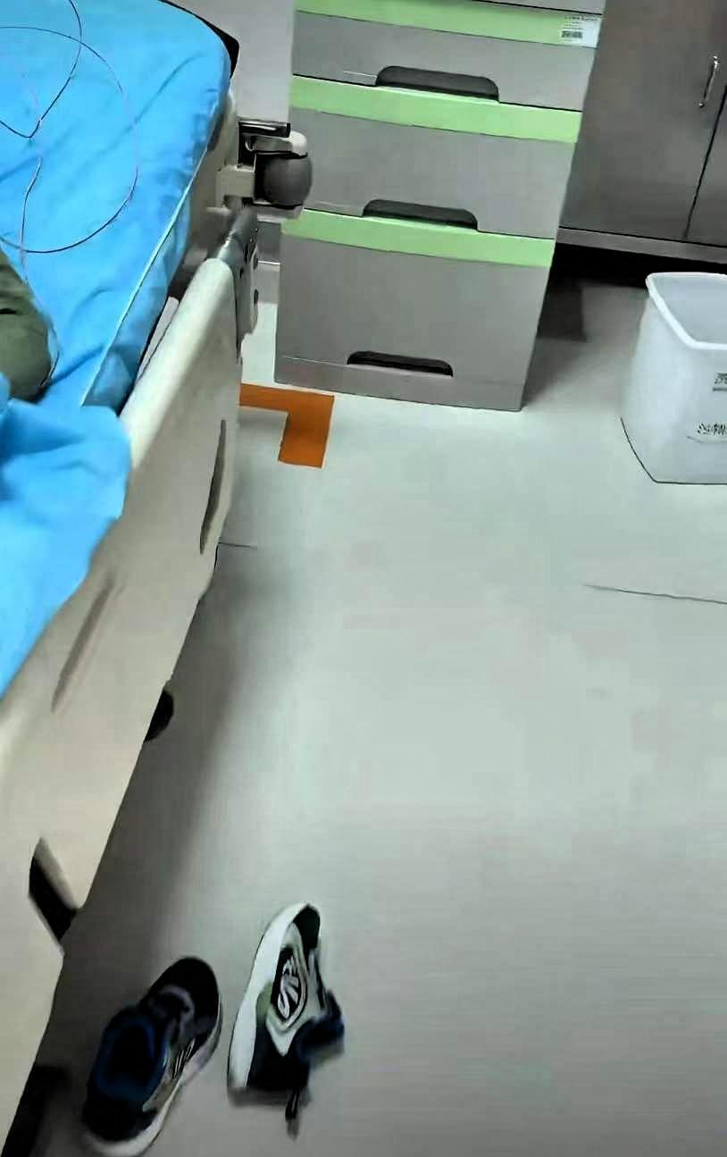 江苏一小男孩，
趁妈妈上厕所不注意，
偷偷喝了一整瓶美林，高达100毫升。

母