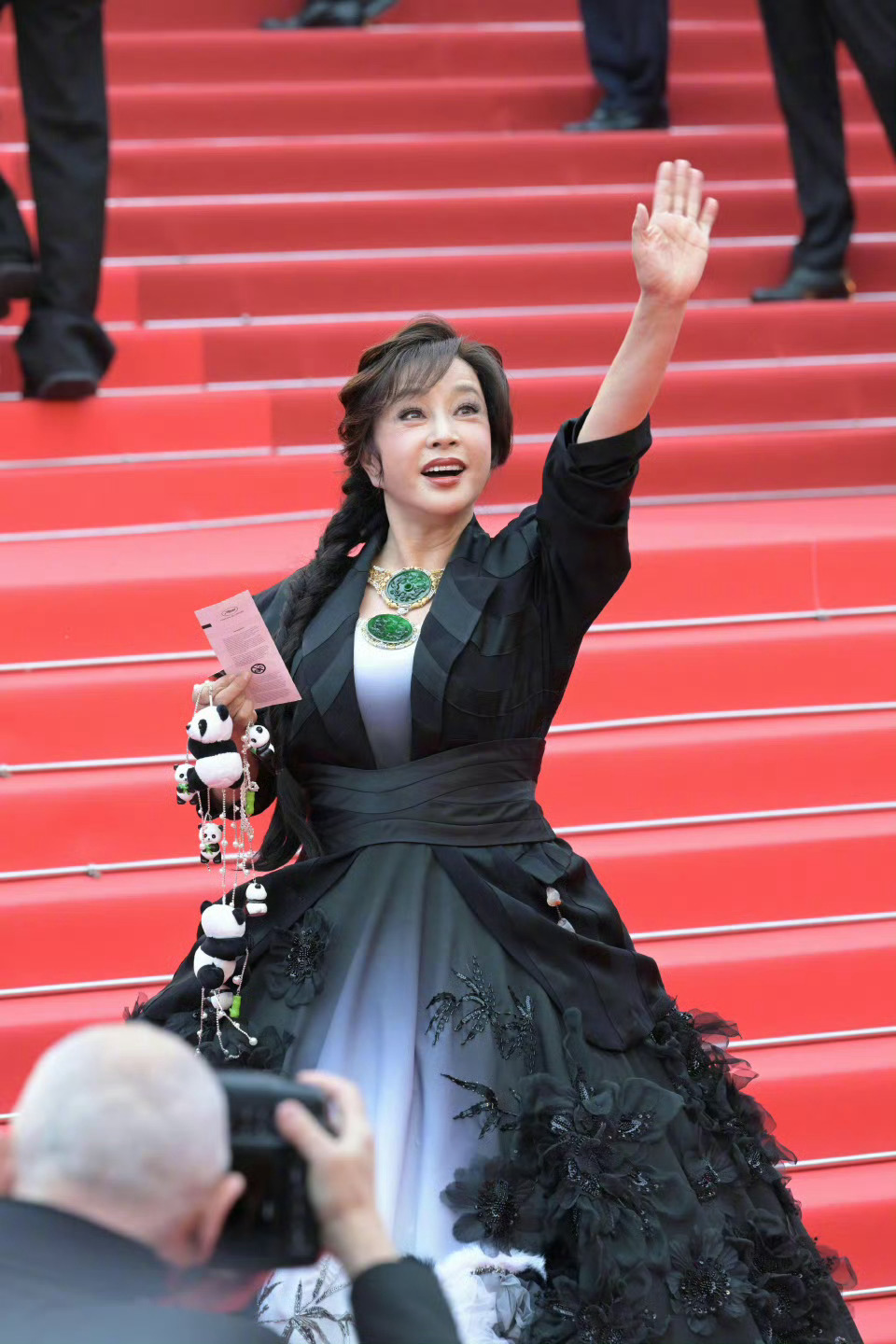 刘晓庆的翡翠好大刘晓庆身着一袭黑白渐变新中式长裙亮相，胸前佩戴的超大翡翠项链和熊