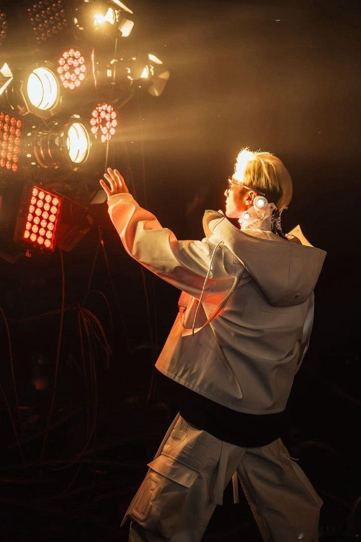 谢霆锋我跟可爱没关系 工作人员一句“像背书包的摇滚学生”，谢霆锋立马转身纠正：这