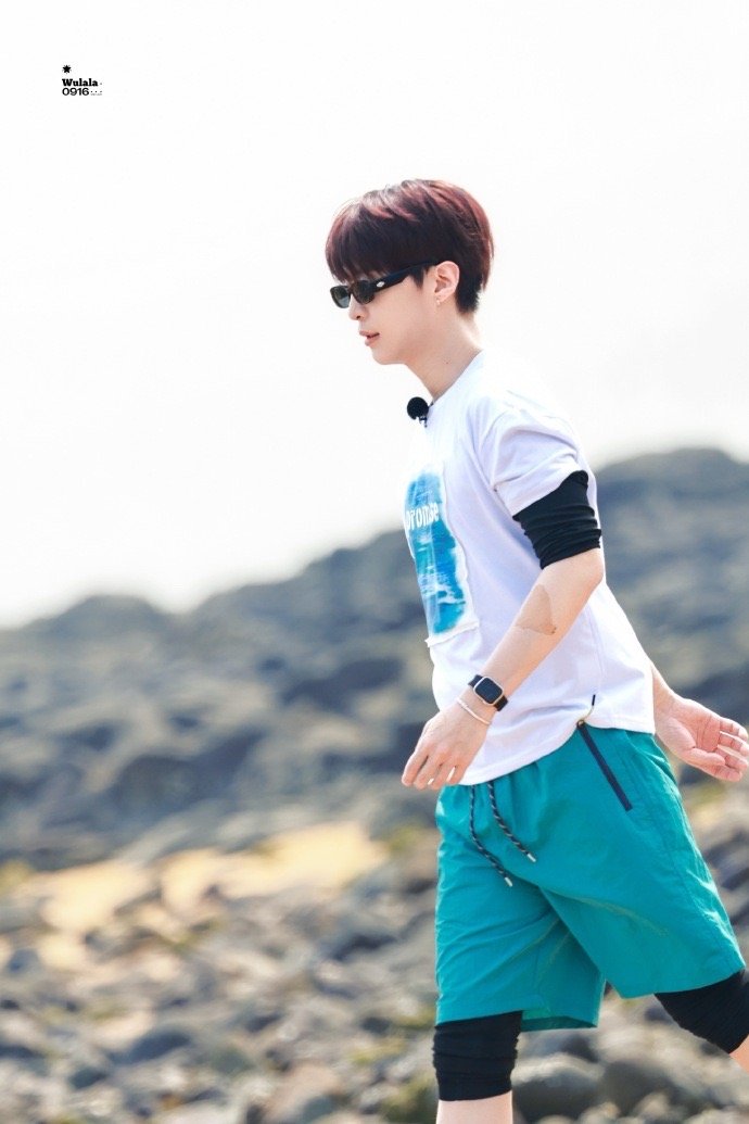 范丞丞奔跑吧墨镜顺毛造型 范丞丞今日奔跑吧拍摄路透~墨镜顺毛小短裤造型，男大校草