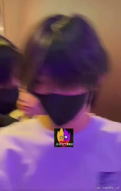 陈奕恒左奇函去吃海底捞陈奕恒左奇函一起去吃海底捞了抛开训练行程，俩人私下约火锅，