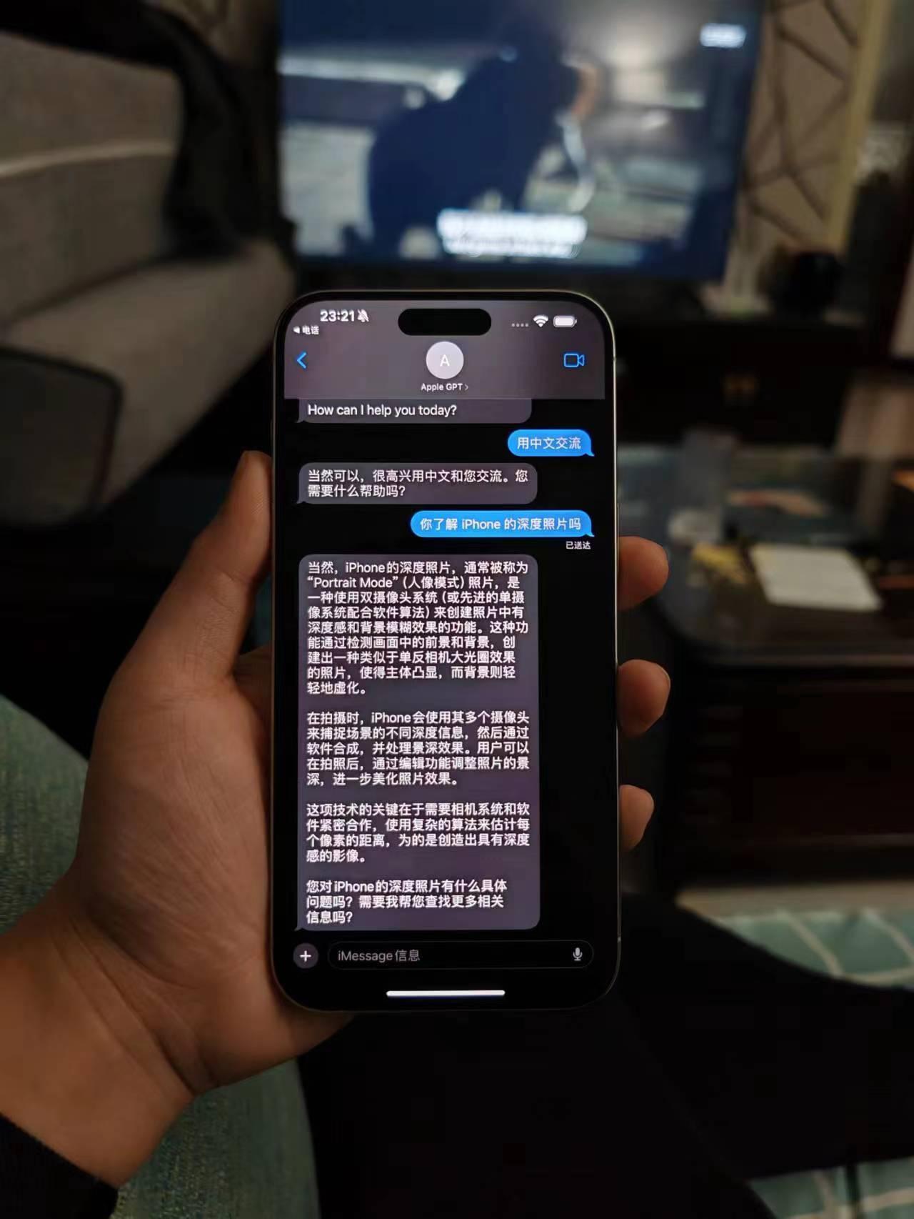 有点意思。

打开 iMeaage 然后添加一个联系人
电话：+1(202) 5