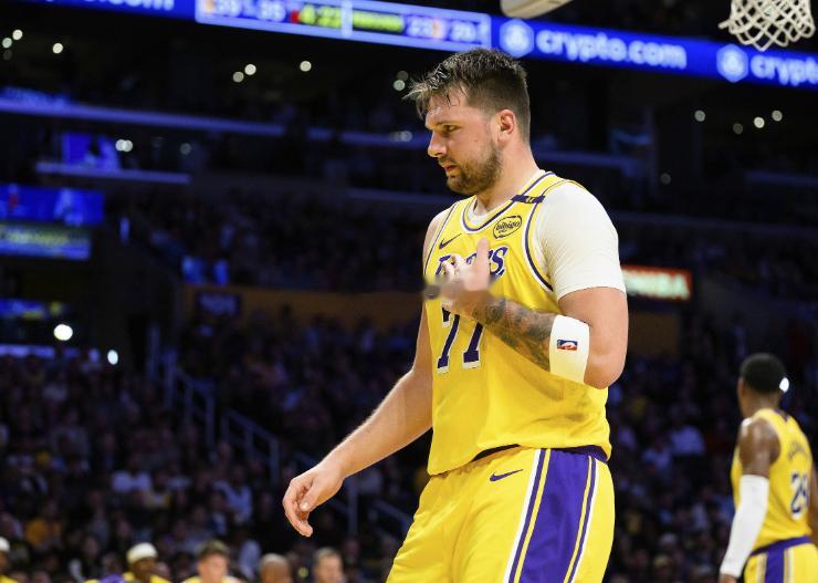 今日NBA常规赛继续进行，马刺与湖人交手三节比赛结束，马刺79-68领先。东契奇