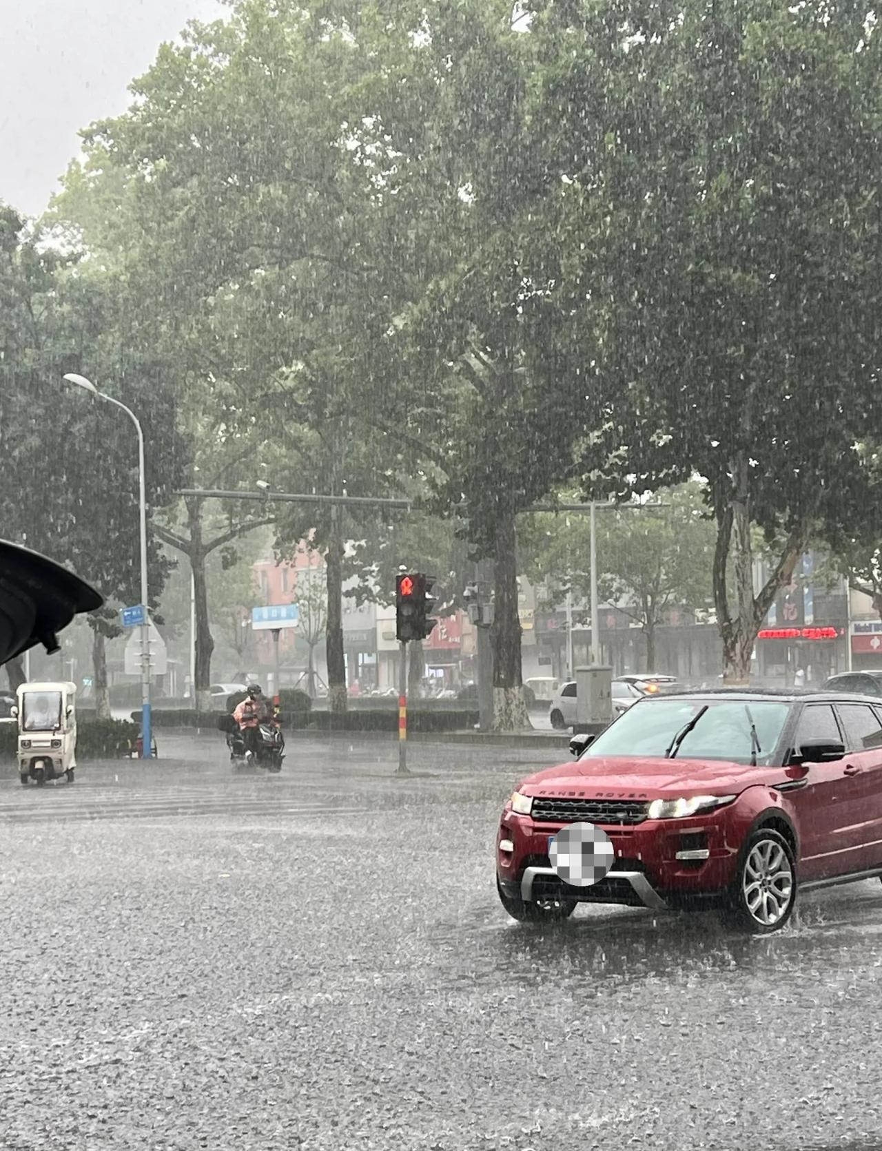 『济南』我管你端不端午，我先下场雨
话说我们刚带上五彩绳就开始下雨，扔还是不扔[