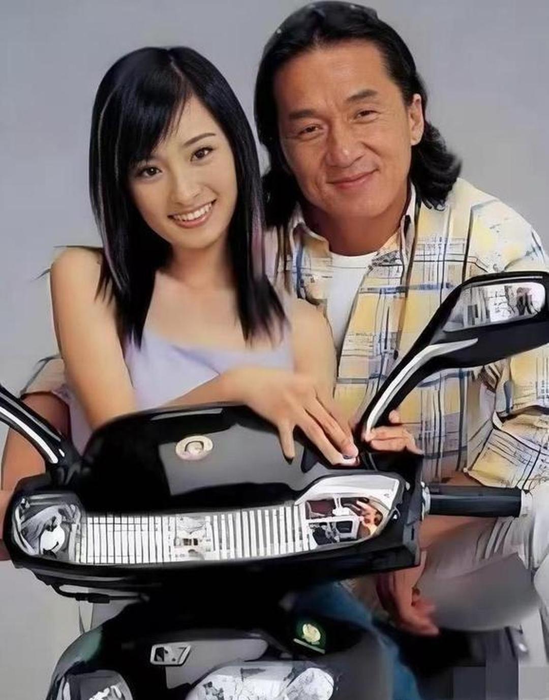 2003年，成龙与17岁杨幂合拍广告。
巨星成龙片酬50万，新人杨幂只领到600