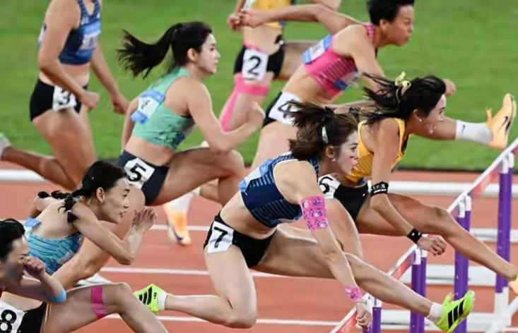 伤害性很高，侮辱性也很高。

名古屋亚运会女子100米栏，中国队派了两个人：吴艳