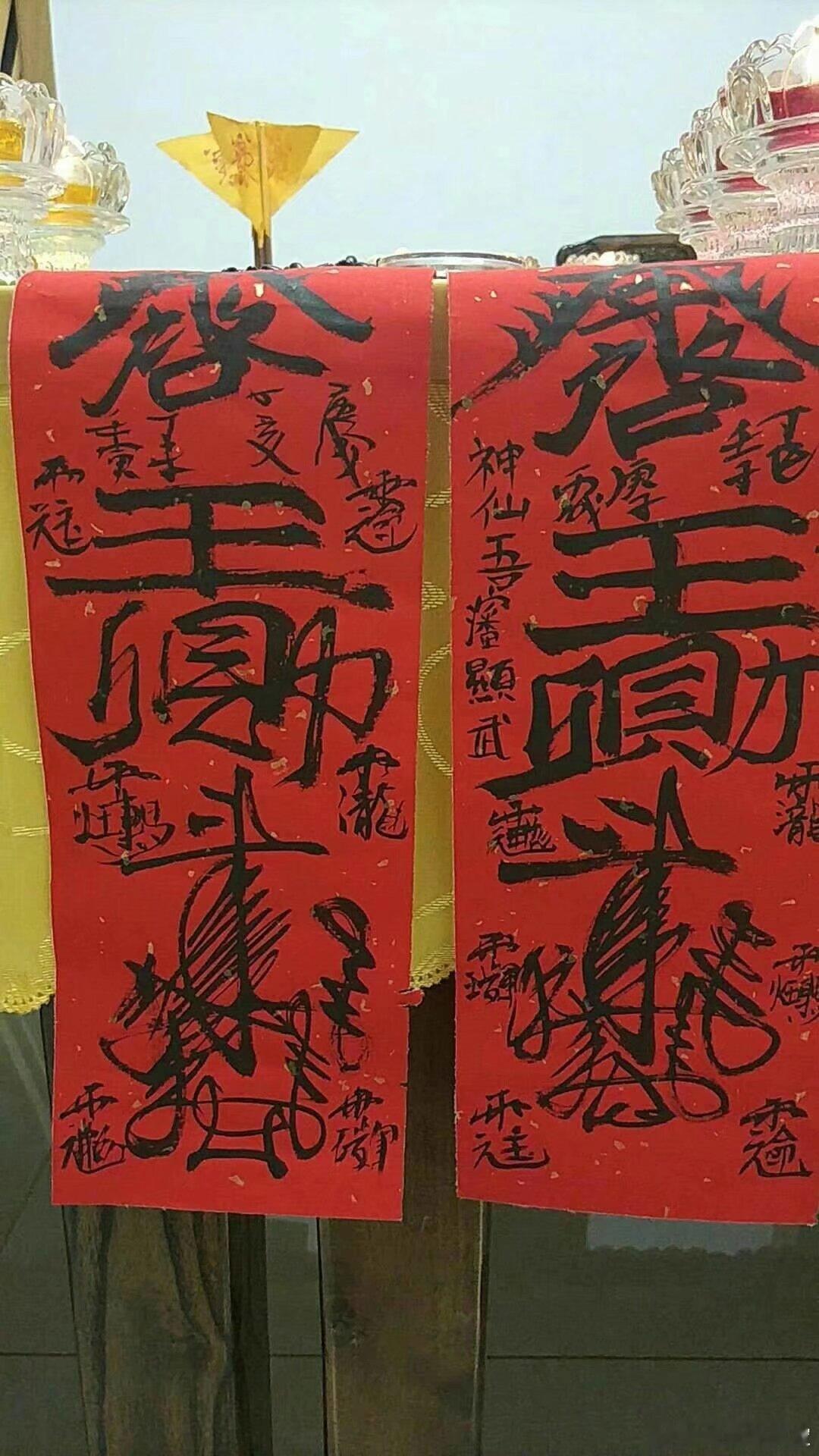 八字中带桃花的，一般都长相漂亮或帅气，身材或五官，总有哪项是比较诱人的，而且性情