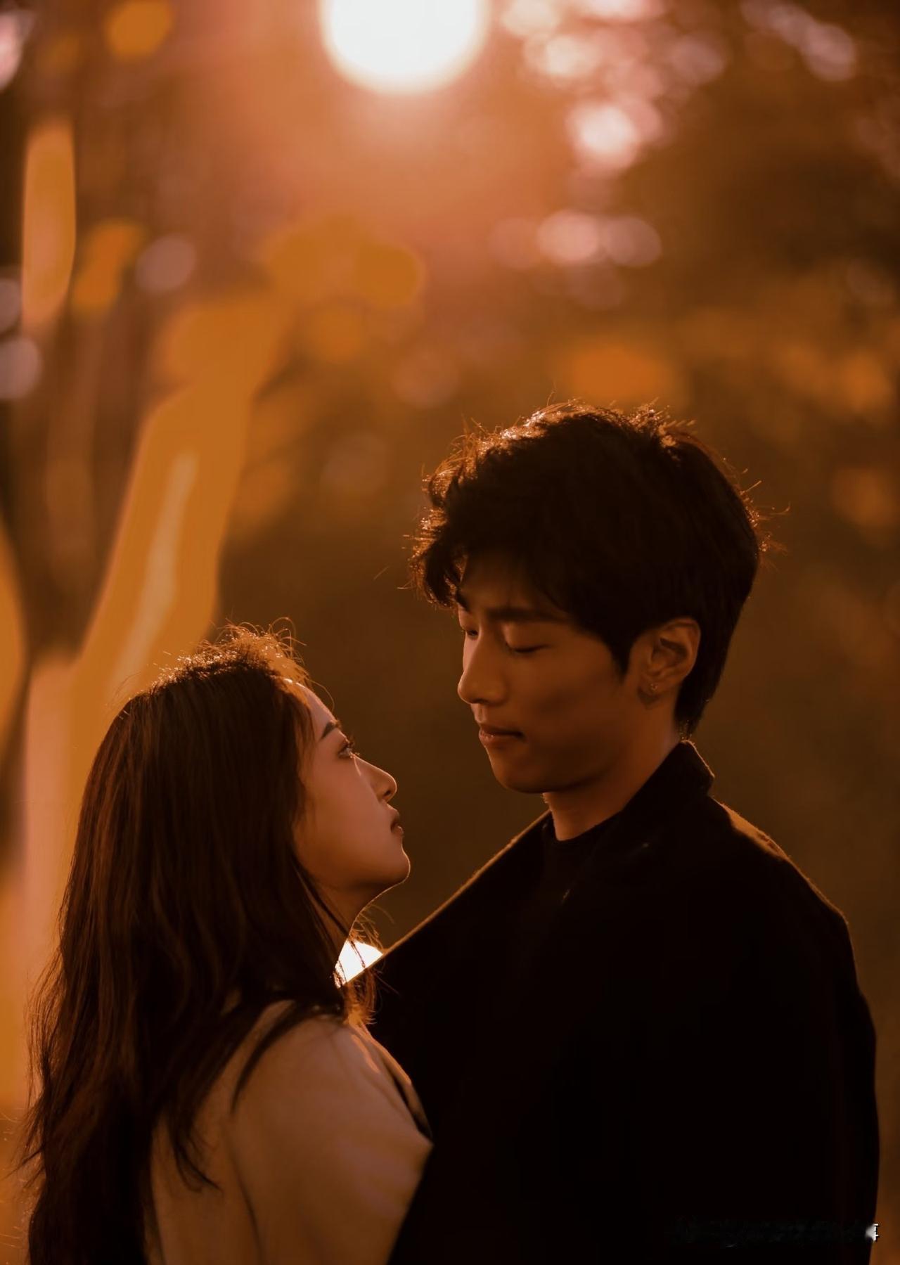 情感爆文：结婚10年，他的手机里藏着我不敢看的秘密

我盯着那个红点，手指在屏幕