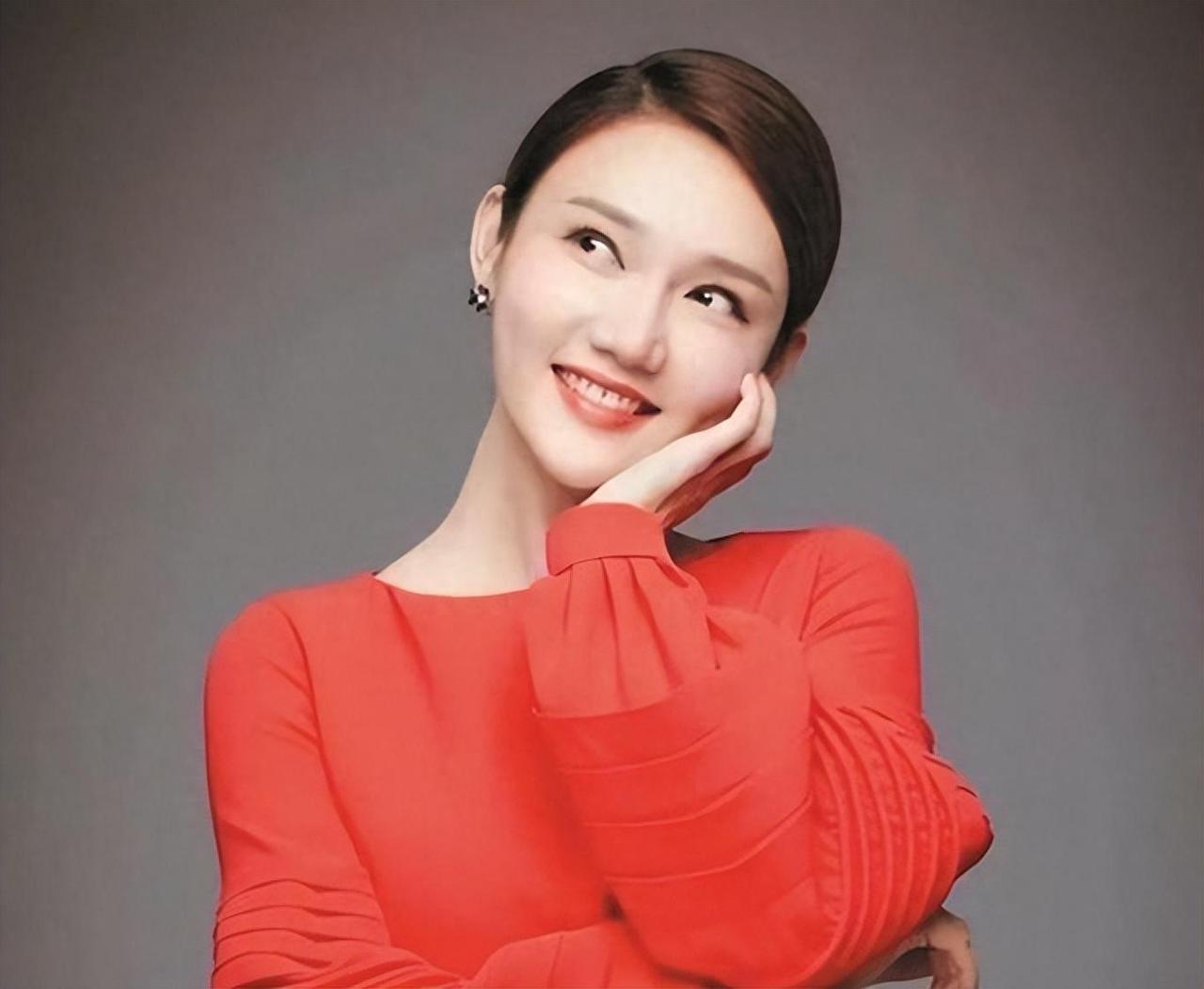 央视著名主持私生活被爆，35岁依旧单身，原因竟是择偶标准太高?
逐梦主持路，成就