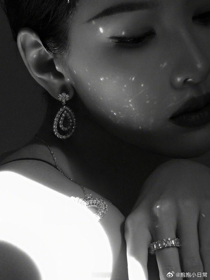 陈都灵无疑是那场晚会最亮眼的明星，她以简约而精致的黑色裙装，展现了属于她的独特优