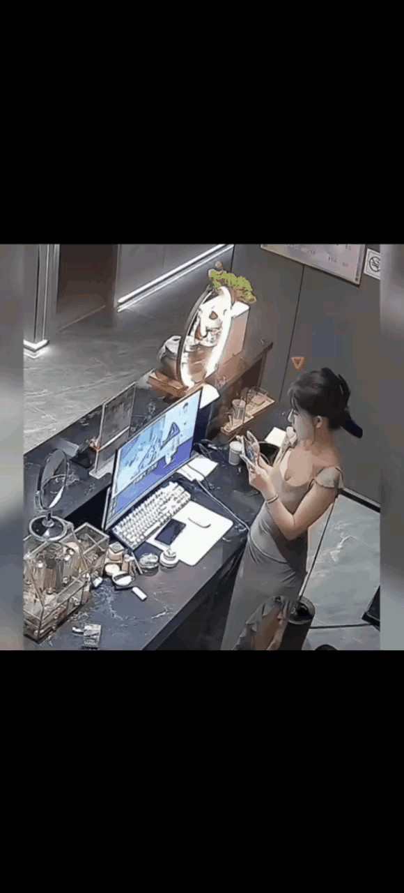 朋友说他公司前台来了一个新同事，

想去追她，不知道能有什么妙招能够抱得美人归？