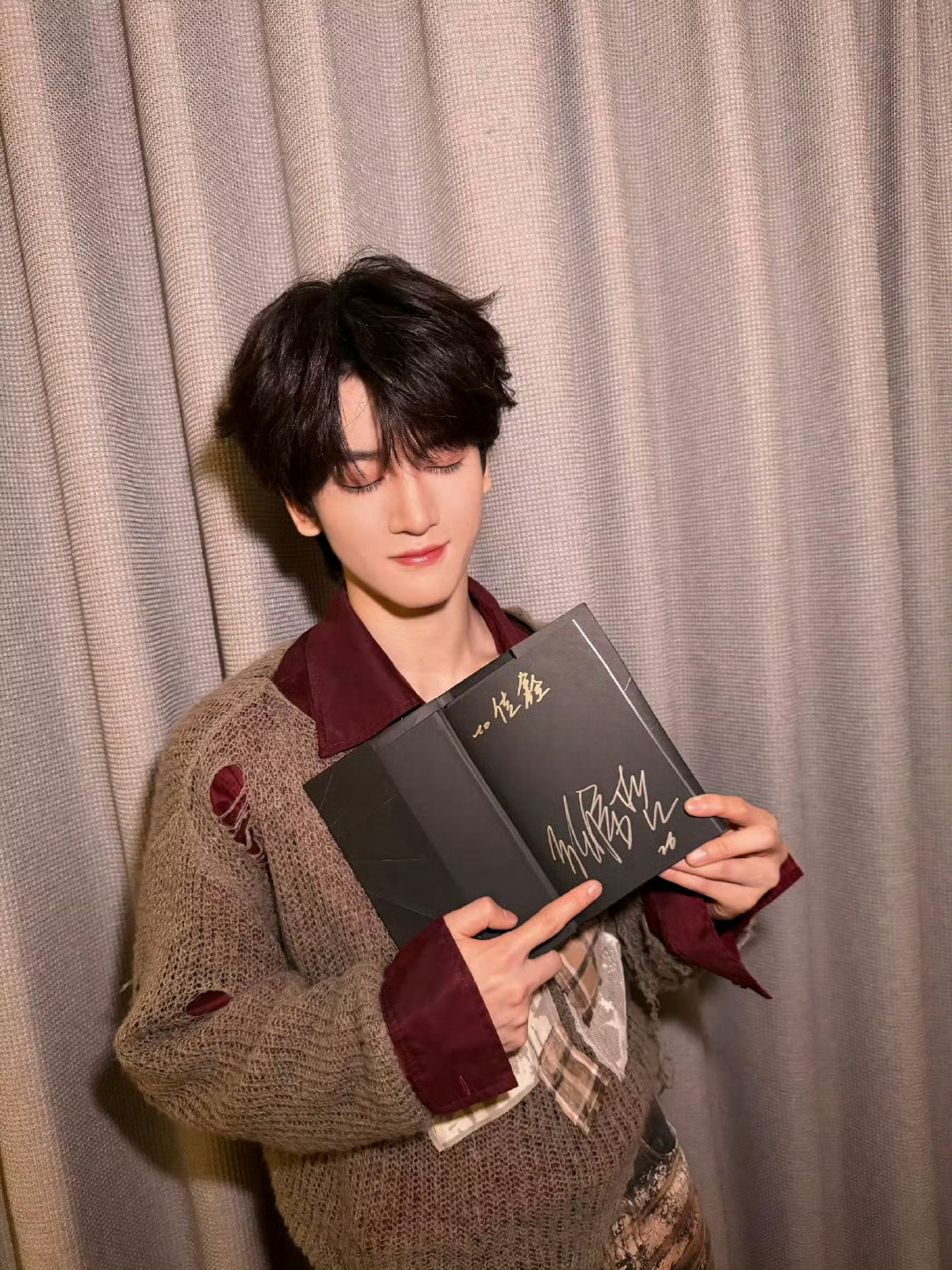 邓佳鑫闭眼炫耀拿到张信哲to签邓佳鑫有歌收官图 小小的签名，大大的鼓励，张信哲老