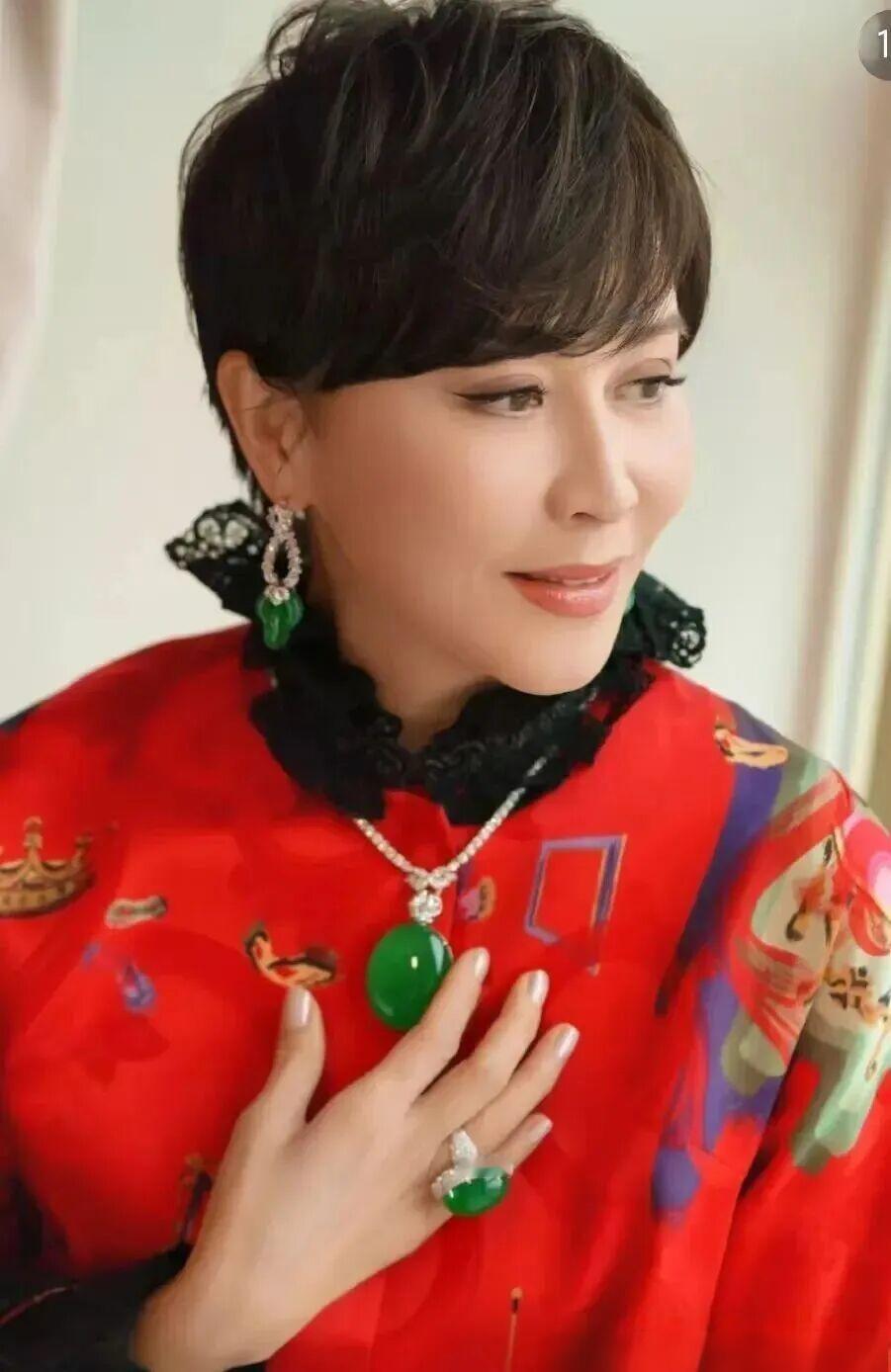 翡翠没有钻石那么闪亮，也没有黄金那么张扬，但它温润又典雅，充满了东方的韵味，特别