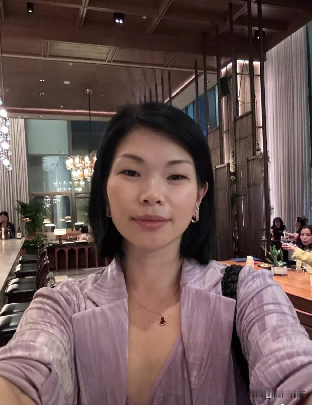 眯眯眼、高颧骨，塌鼻子，大嘴巴，这是国人最嫌弃的长相，但却在国外的舞台上大受欢迎