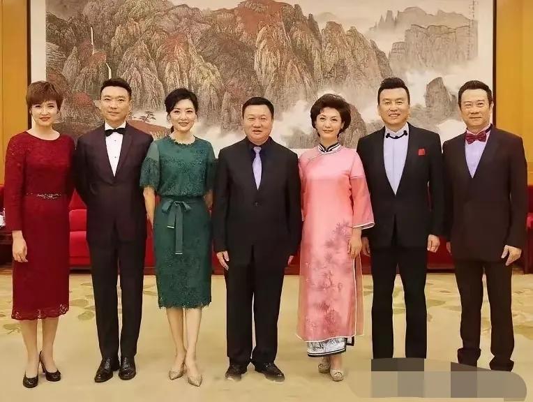 能站在中间的都是大人物，桑晨，李红，周涛，几位一姐都没现在中间，中间这位大人物到