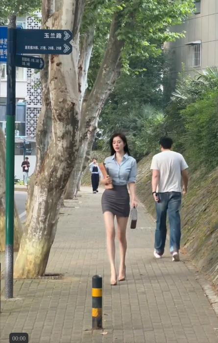 御姐风穿搭，这样放她出门，会不会被人惦记？