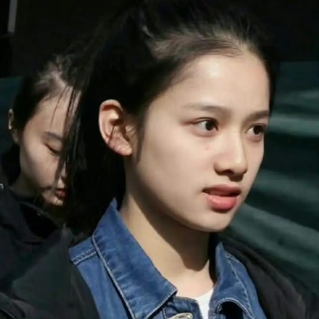 张婧仪真的有在好好长大张婧仪眼神看着就特别有主见，不管拍戏还是采访，眼神都透着一