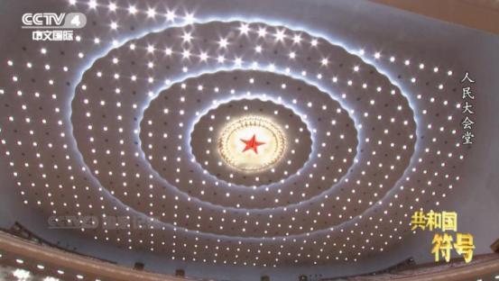 1959年，人民大会堂10个月竣工，毛主席来参观时，看到万人大礼堂穹顶时满意微笑