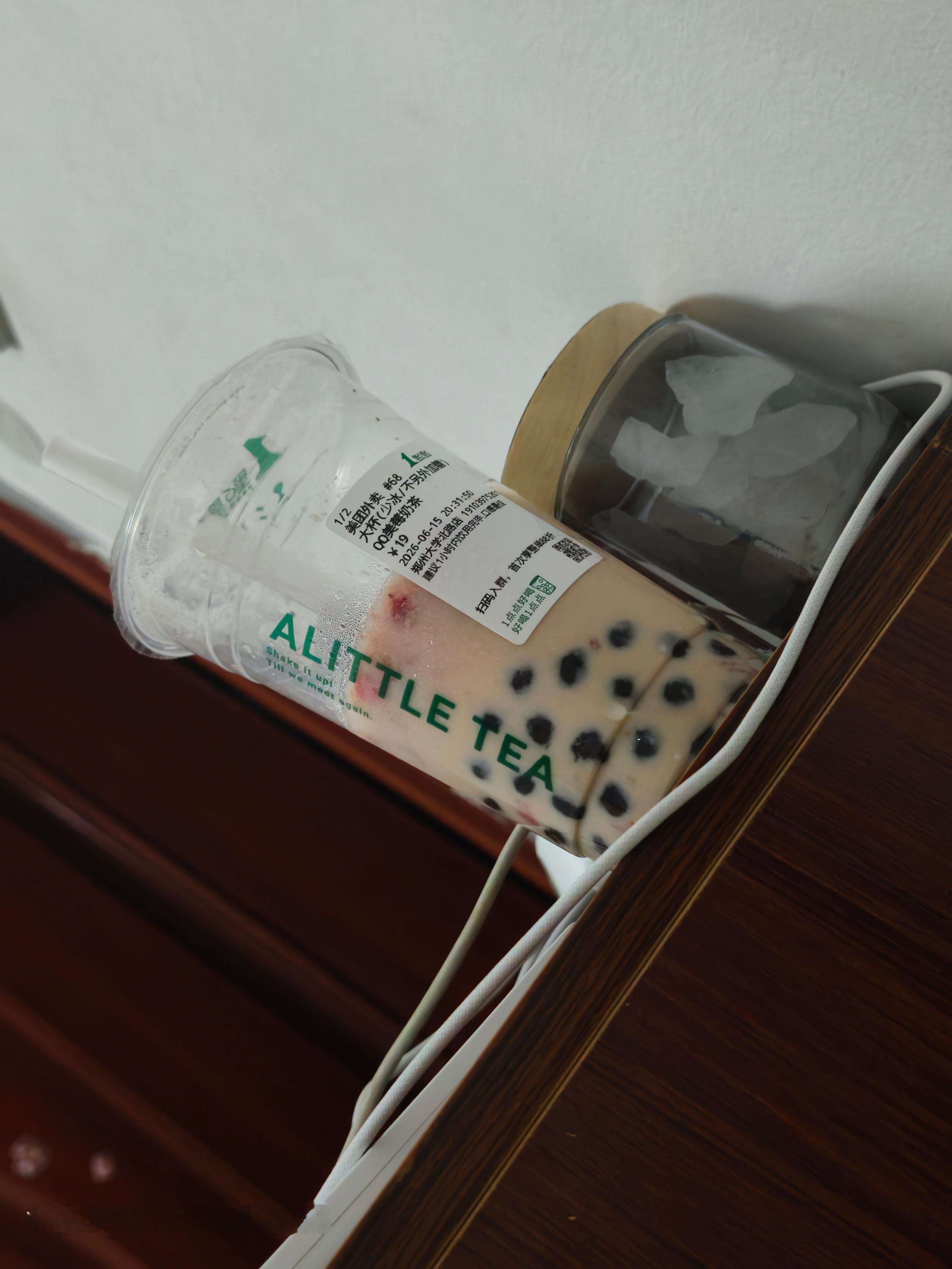 …都要睡了，媳妇加班回来又带一杯奶茶声明我没喝我的日常plog 郑州