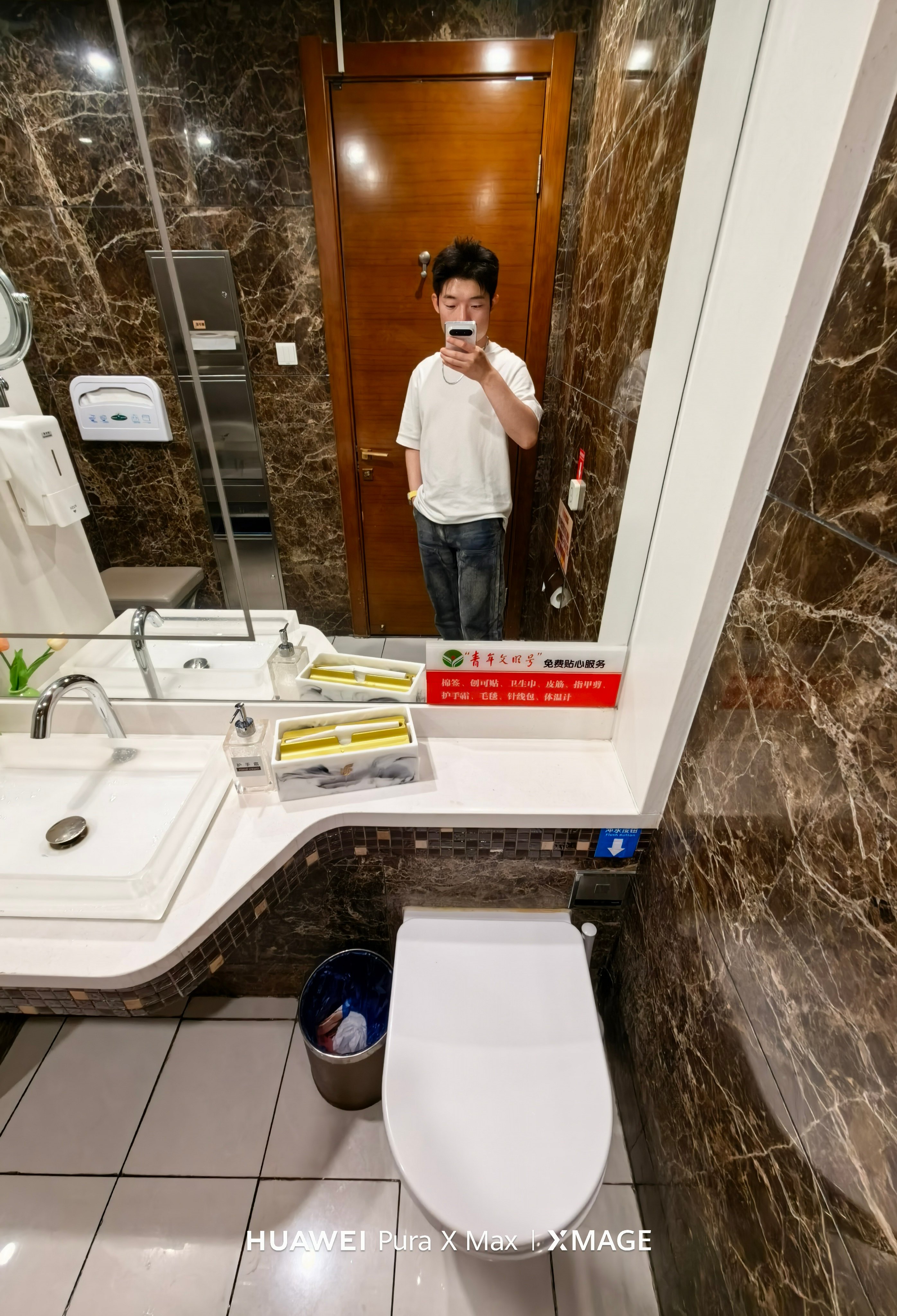 这卫生间马桶后面有块镜子 真的让人很害羞