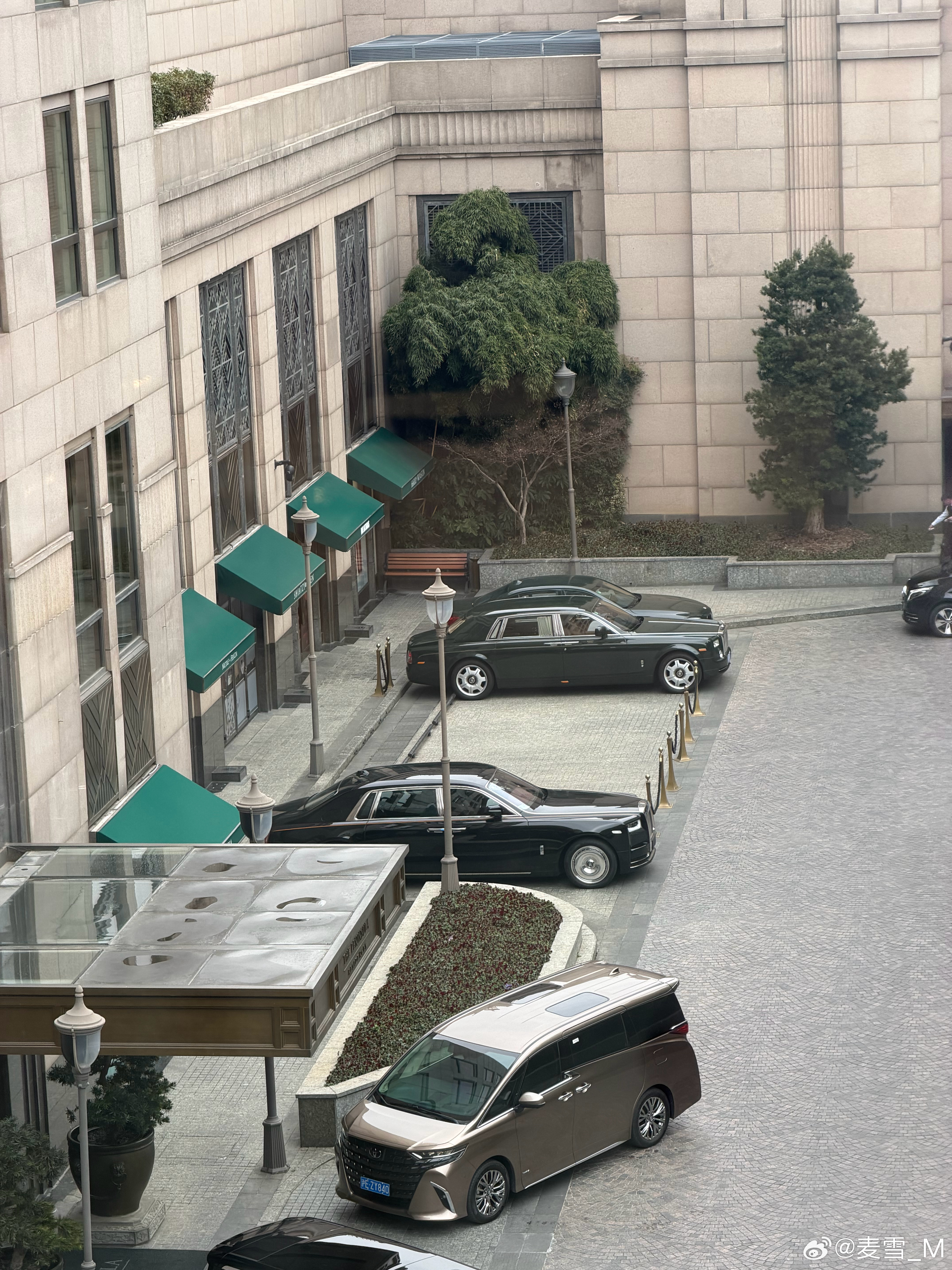 半岛门口的劳斯绿色真好看，但是为什么有北美的黄色反光条？ 