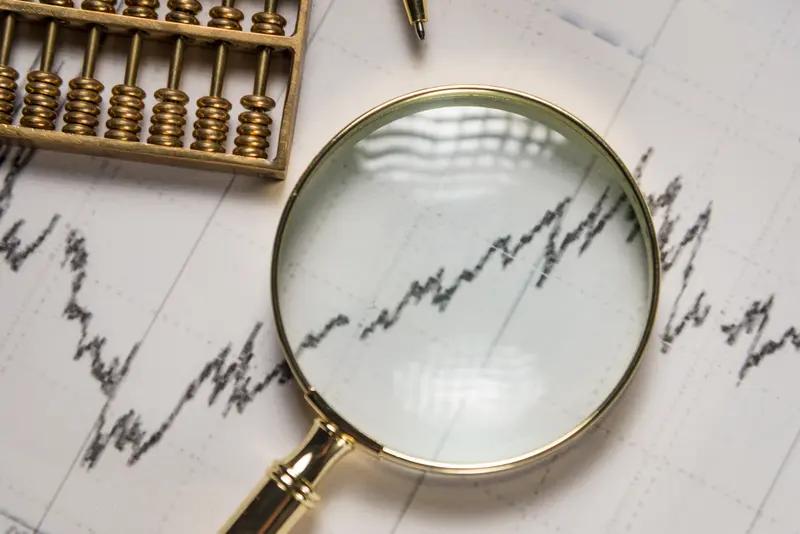 你能用一句话总结炒股吗? 炒股就像在迷雾丛林探宝，看似遍地是金，实则危机四伏。