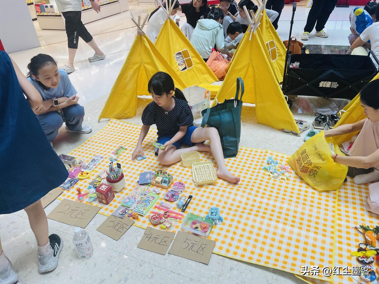 周末的商场空地，为暑假小孩子举办的小孩摆摊市场，着实感动了大人，孩子把自己收藏的