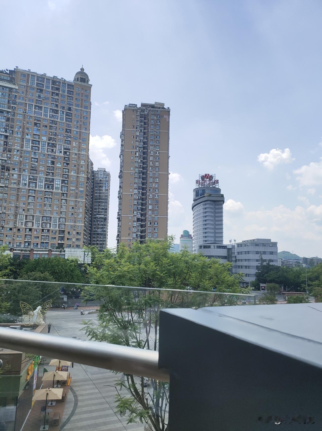 90年代建的老地标 口红与香水大厦，现在看起都不落后。