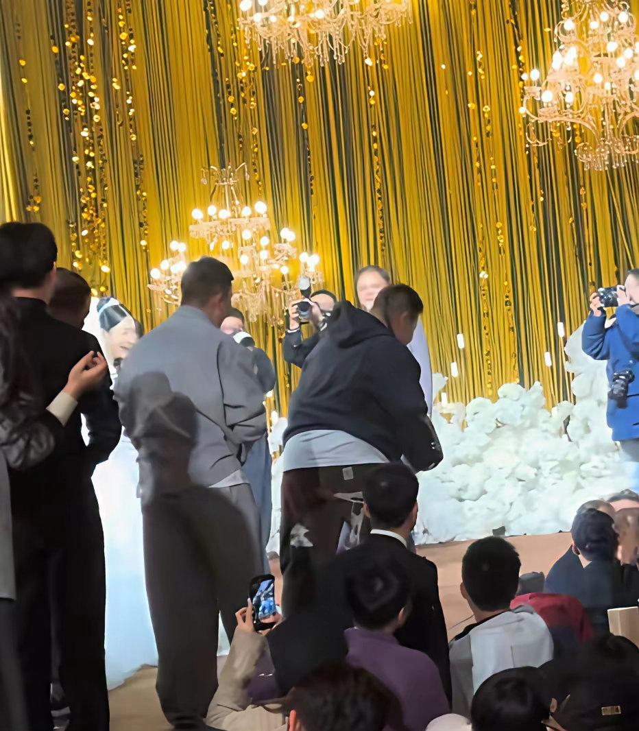 郭汾阳：哥哥，我去帮你要手捧花了！

郭麒麟：你一个小不点儿抢花干嘛呀？

郭汾