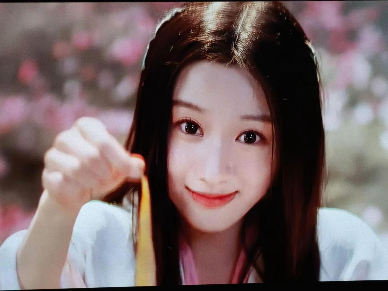 有这样一个女孩 她傻的有一点可爱。