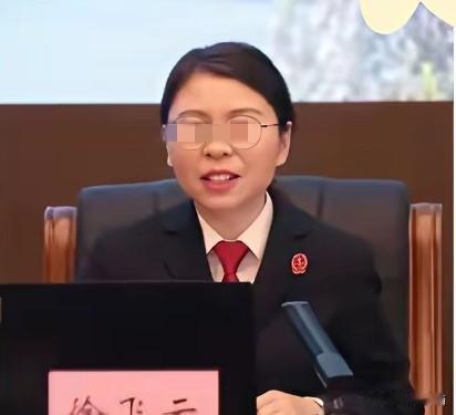 这场官司还没二审开庭，学法懂法的人早就吵翻了。
专家们翻出审理法官以前写的专业文