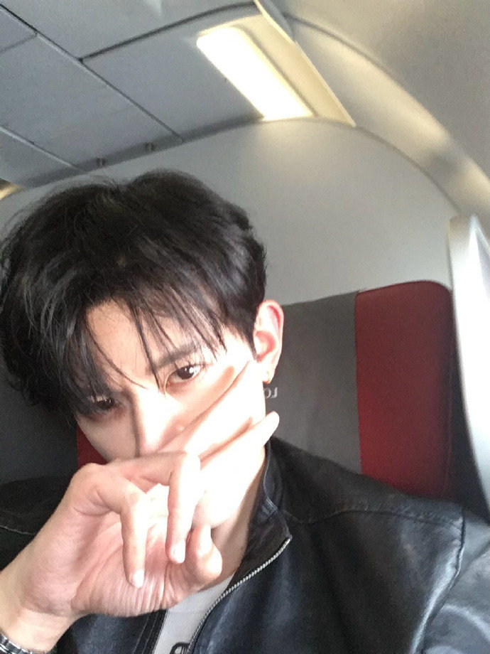 邓凯的反差感 邓凯走机场邓凯的反差感，邓凯走机场，剧里的疯批人设剧外i人小狗，谁