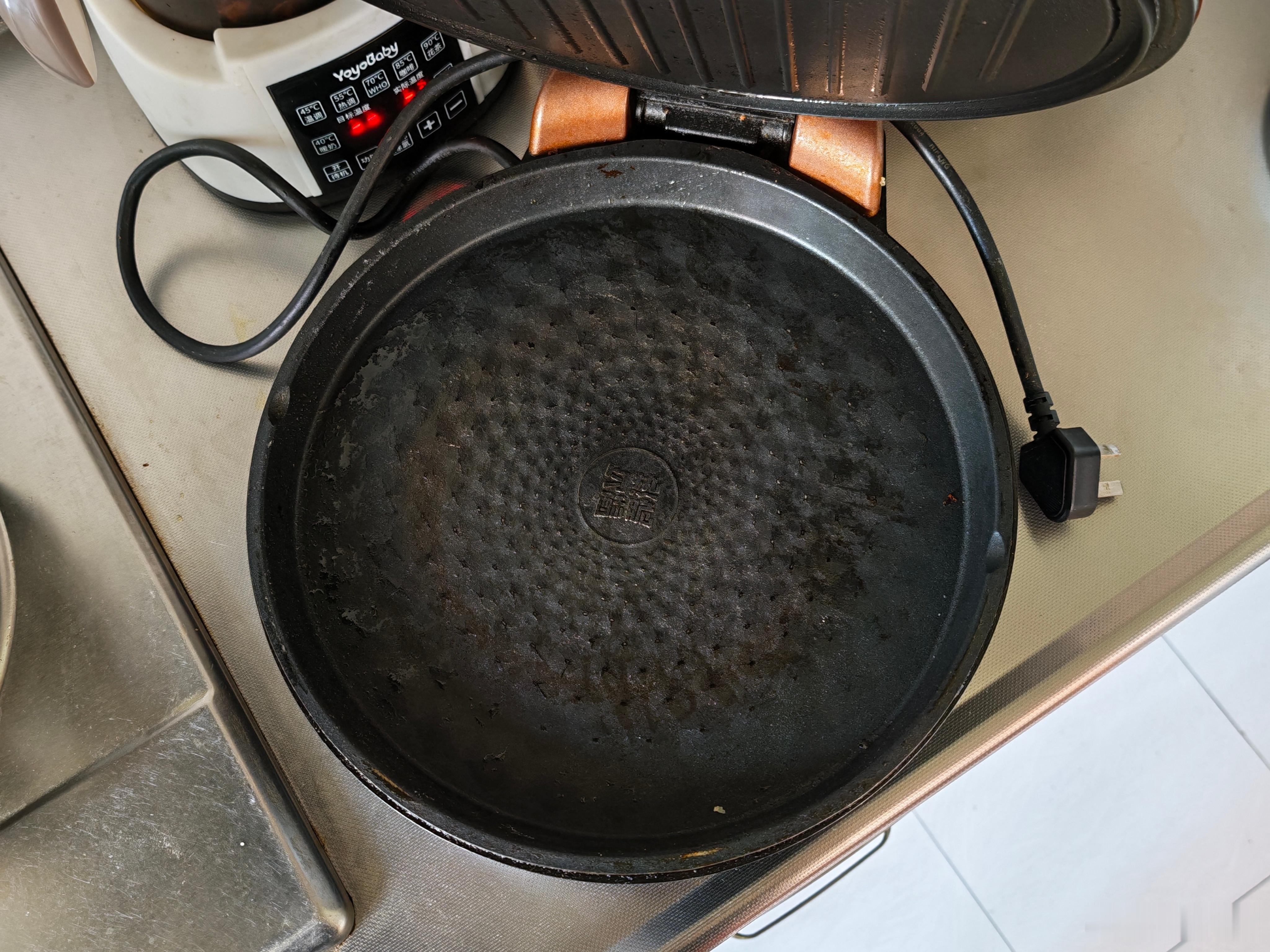 原来电饼铛有专门注水区 我们这种老款的没有看到注水区。不过电饼铛真是个伟大的发明