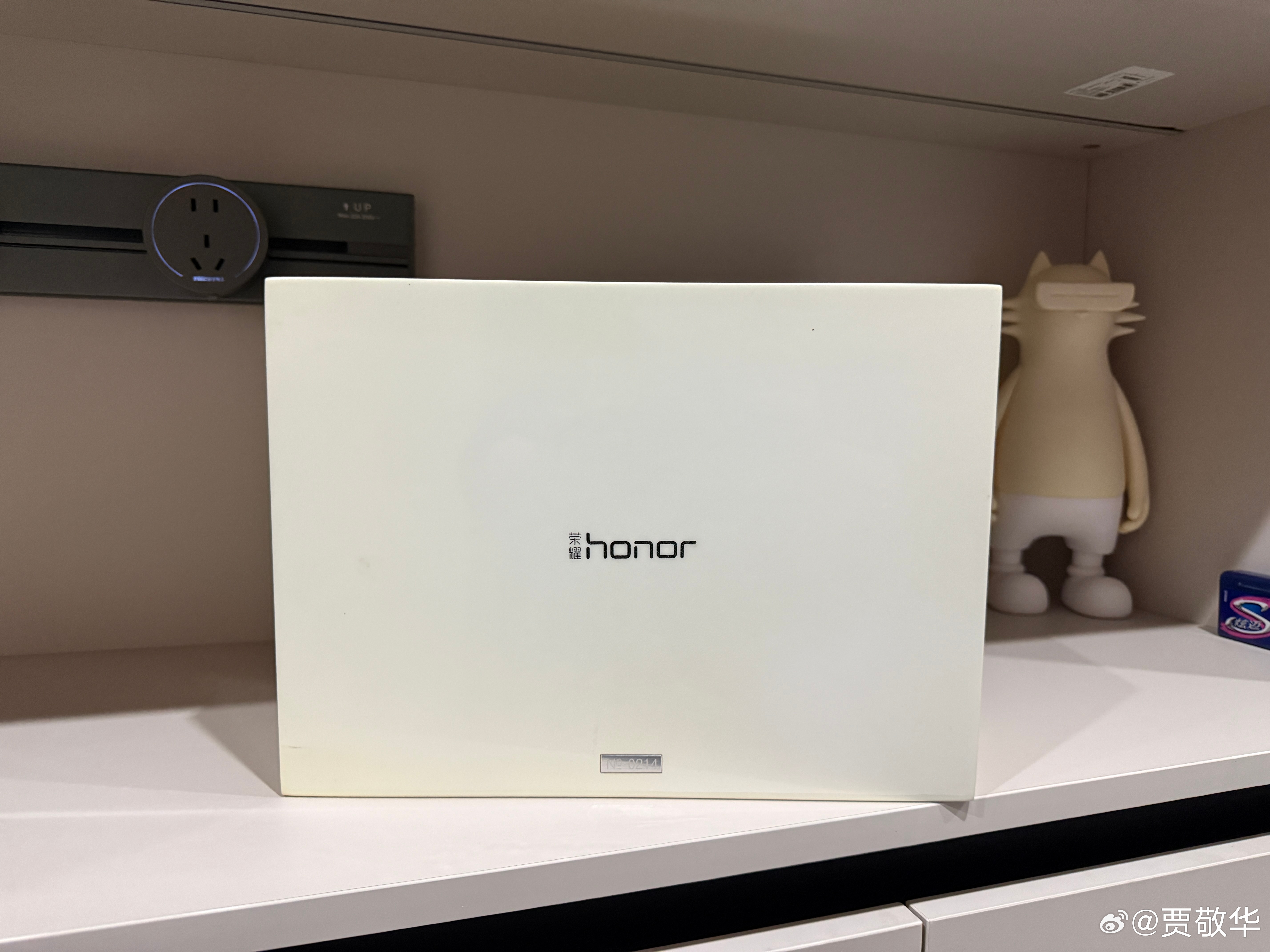 刚收拾柜子，发现一台非常经典的设备，估计很多人没用过。这是荣耀第一台千兆路由器，