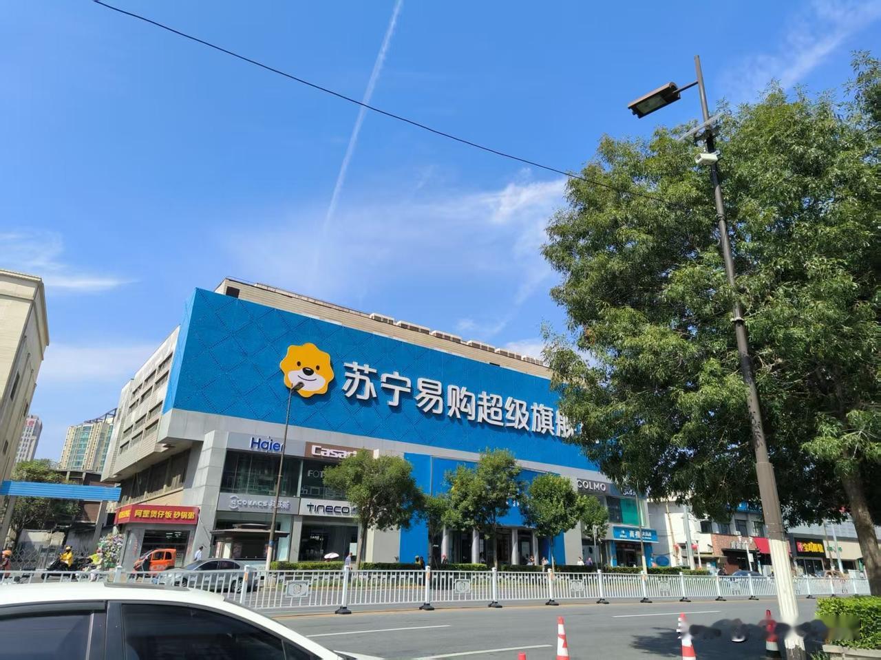 曾经繁华的南楼一带，现在没了当年的热闹劲。
就说苏宁和国美两家电器商场，当年多火