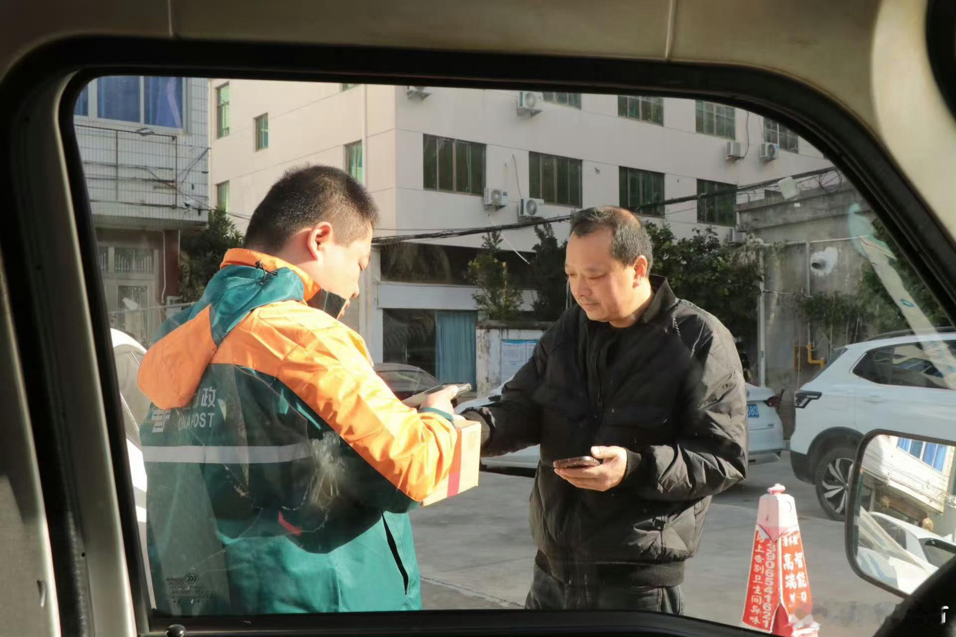 台州城市摆渡人用奔忙传递温情台州路桥快递员张挺坚守十三年，创九月零投诉，是当地唯