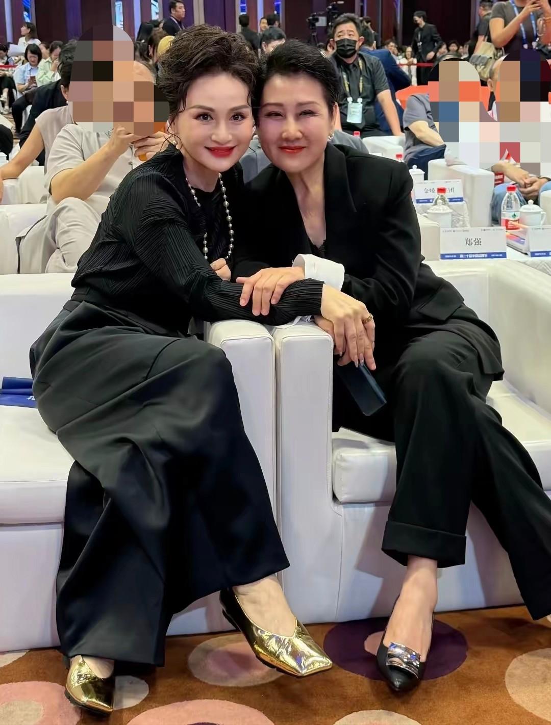 右边是张凯丽，左边这位美女你知道是谁吗？