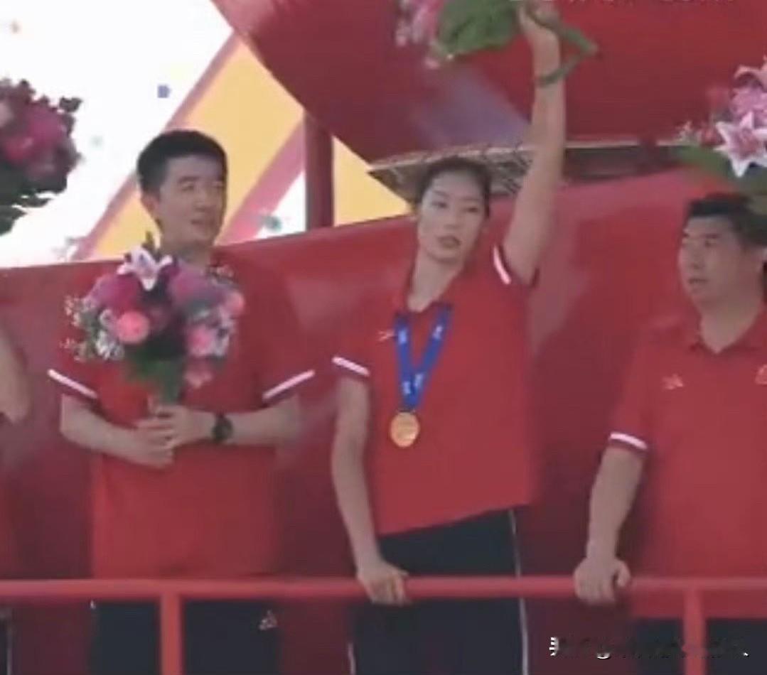 六年前🇨🇳中国女排夺得世界杯冠军后，也参加了阅兵仪式。真怀念啊！那时候是20