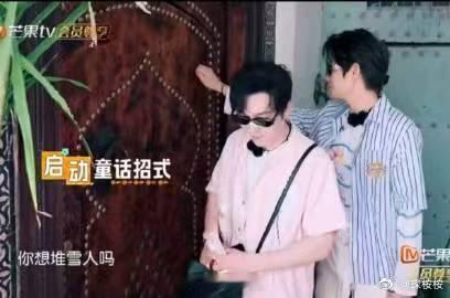 丁禹兮太有梗了中餐厅以前咋没发现丁禹兮是抽象界“天选之子”！在中餐厅站着都能成行