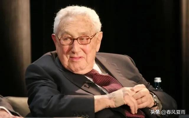 万万没想到，基辛格竟然预言俄乌冲突最先被耗干的，不是战火中的乌克兰，也不是受制裁
