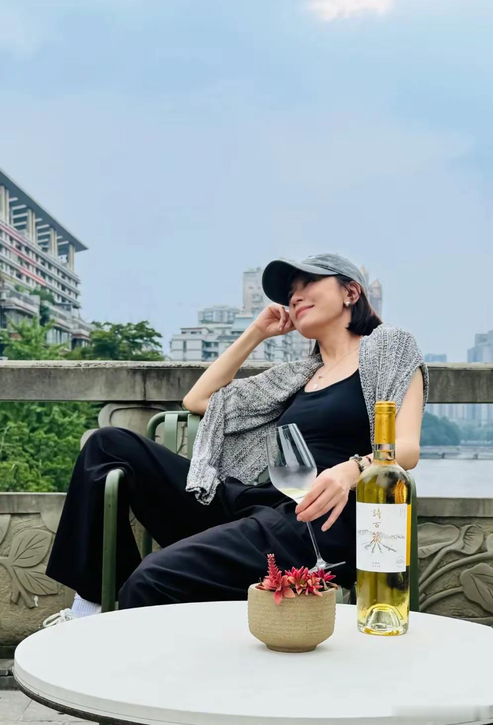 贾静雯晒成都度假照，她坐在廊桥手拿香槟很惬意，修杰楷爸妈也在！！！ ​​​