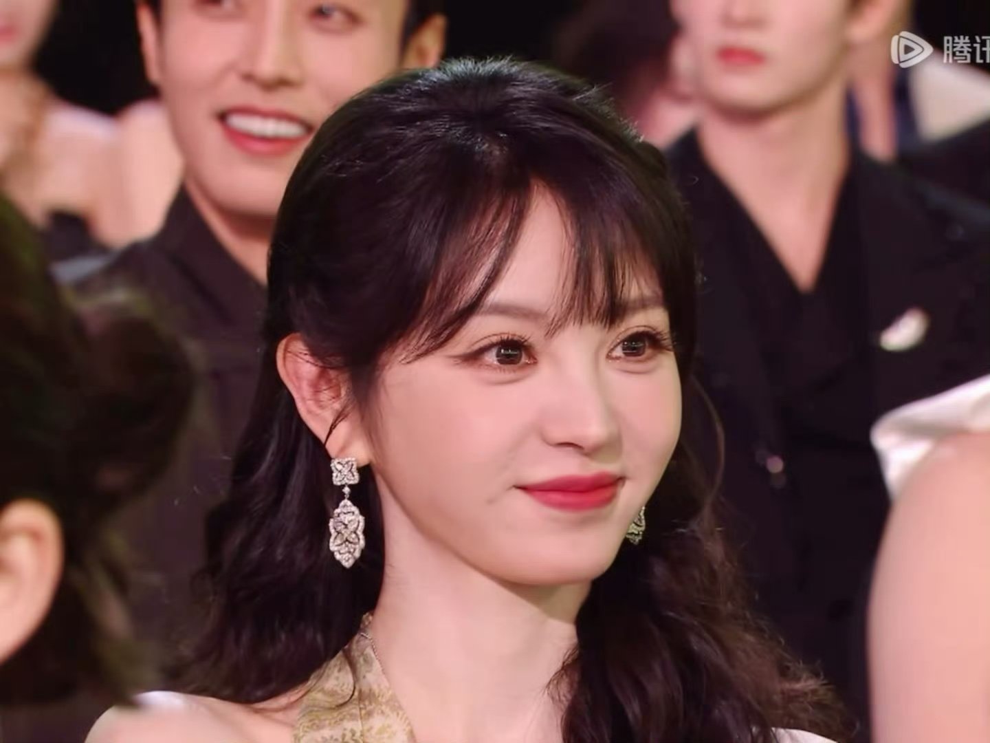 田曦薇星光大赏第三套造型 田曦薇星光大赏内场怼脸镜头 田曦薇星光大赏第三套造型来