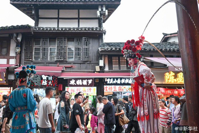 【#假期出游赴山河之约#】国庆假期出游热持续升温，游绿水青山、逛县域乡土、品文化
