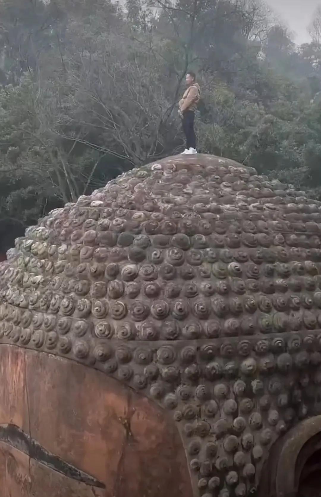 傻货！敢在乐山大佛头上撒尿不怕被雷劈！？

就是有一些没有底线的垃圾为了博眼球，